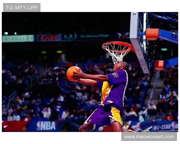 雷霆队发球失误西亚卡姆迅速反击完成精彩扣篮展现实力